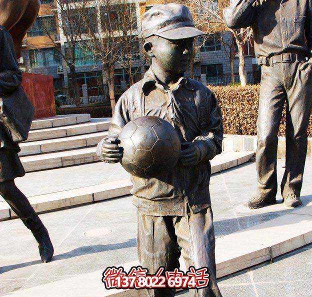 鑄銅雕塑，點綴小學廣場，傳遞小學生足球精神