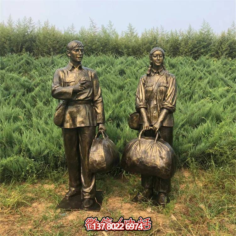 手工雕刻民俗小品，玻璃鋼仿銅人物拿行李的車站裝飾品