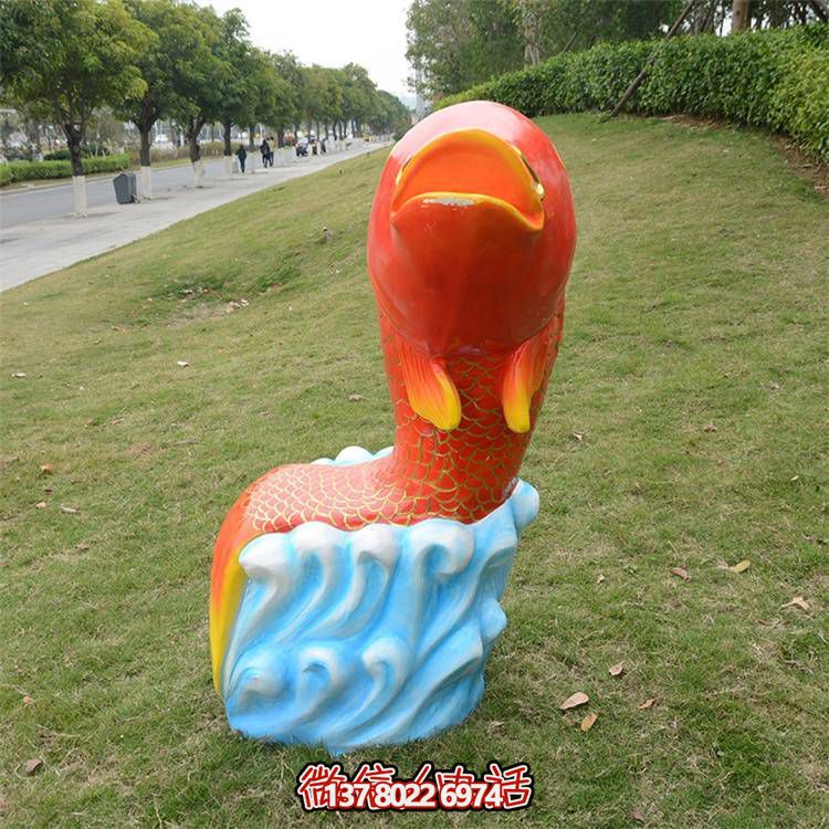 卡通玻璃鋼鯉魚雕塑，點(diǎn)綴游樂園園林