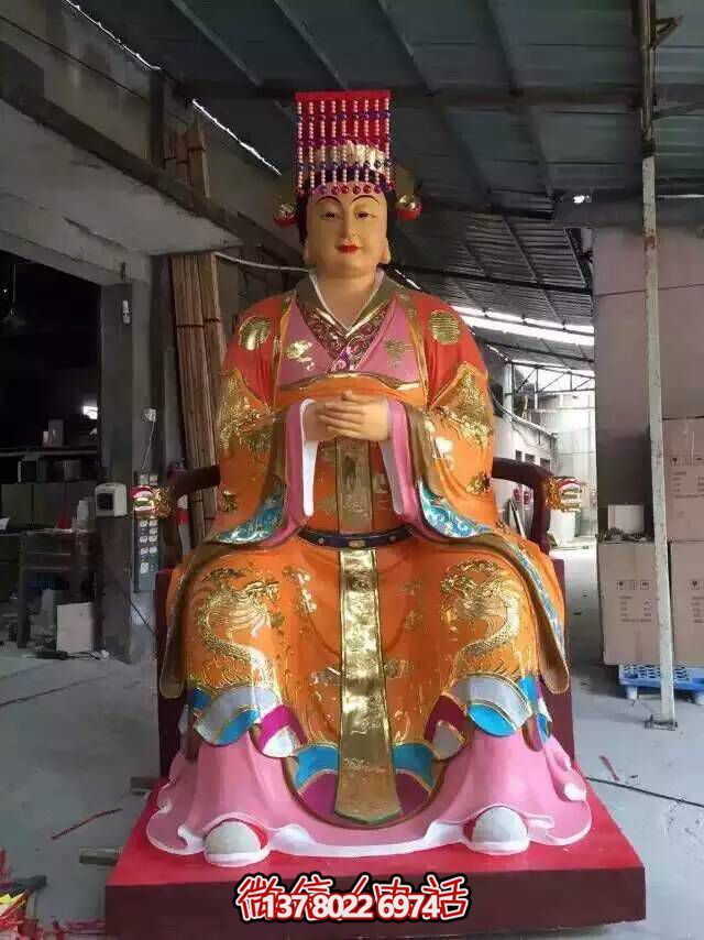 王母娘娘純銅雕塑，屹立于寺廟之中