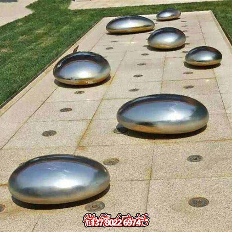 不銹鋼鏡面戶外噴泉水景擺件，以鵝卵石與雕塑裝飾