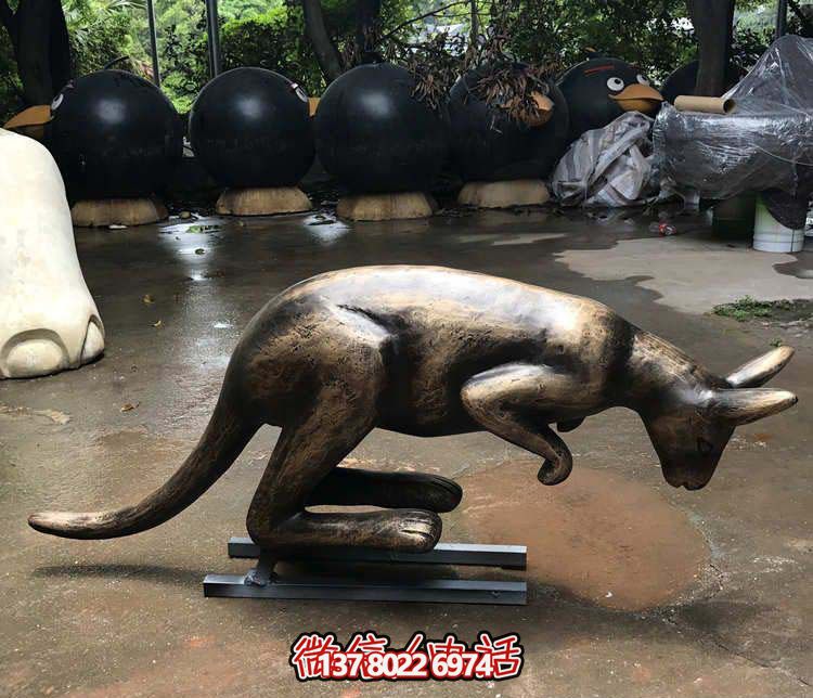 不銹鋼袋鼠雕塑，擺放于大型廣場