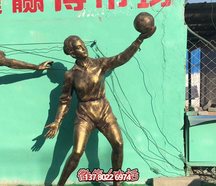大型玻璃鋼排球?qū)W生雕塑，為廣場增添活力