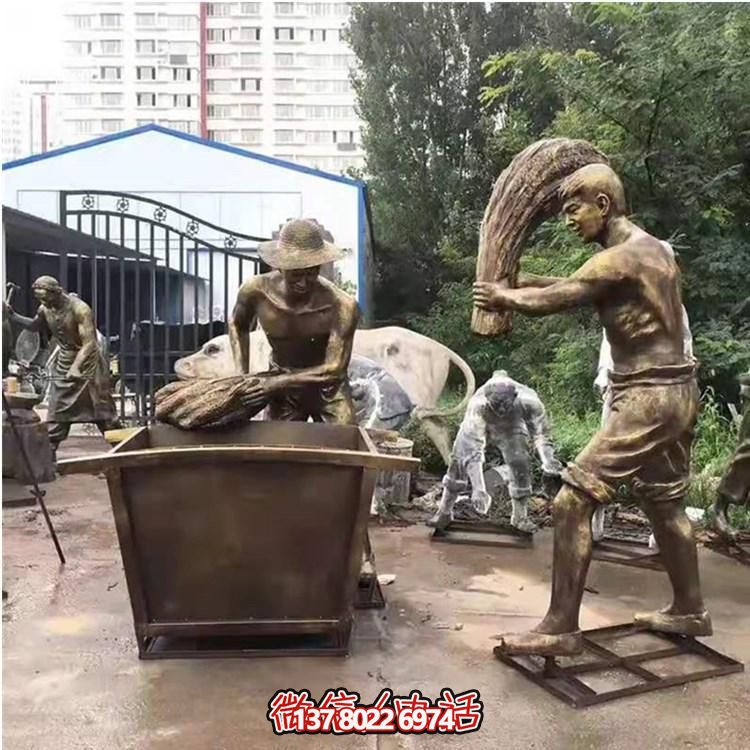 玻璃鋼仿銅農(nóng)耕人物雕塑，美化戶外景區(qū)
