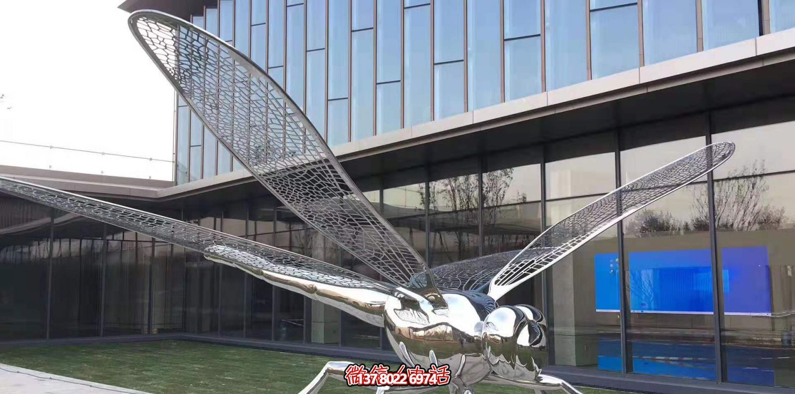 不銹鋼蜻蜓雕塑，鏡面反射大學(xué)花園抽象風(fēng)格