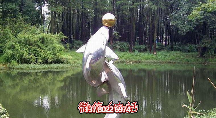 不銹鋼海豚雕塑，為小河邊增添游玩樂趣