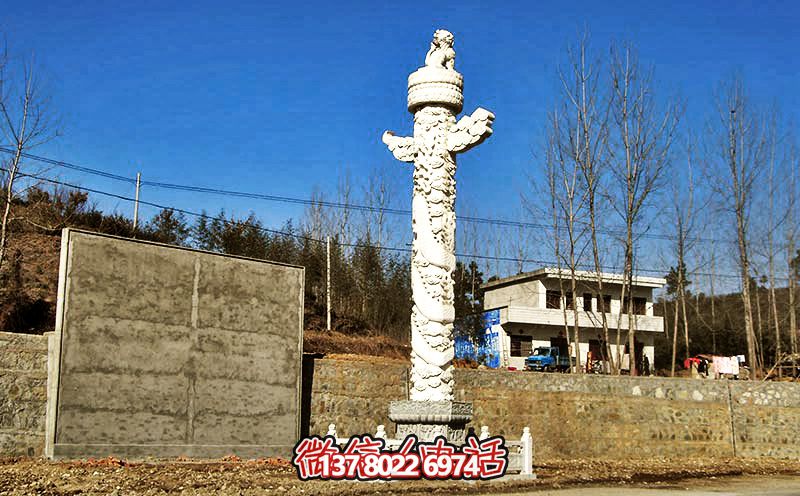 漢白玉華表雕塑，點綴農(nóng)村廣場