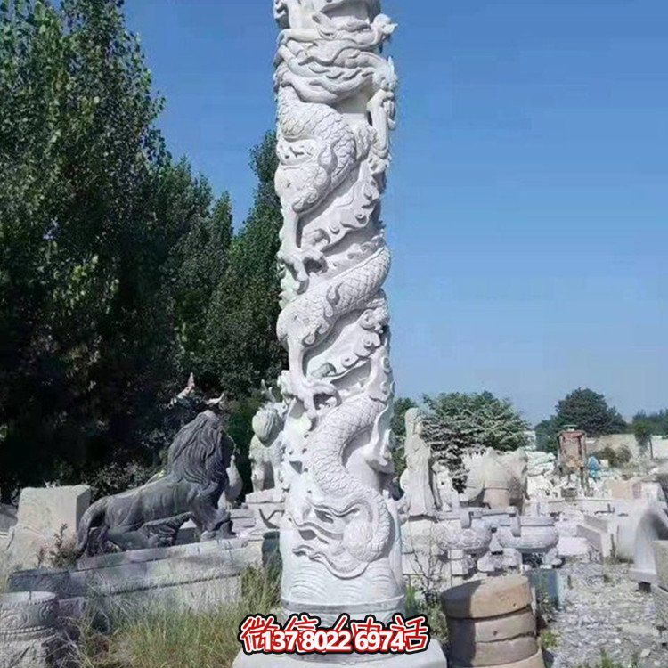 仿古石雕龍柱雕塑，為廣場增添古典魅力