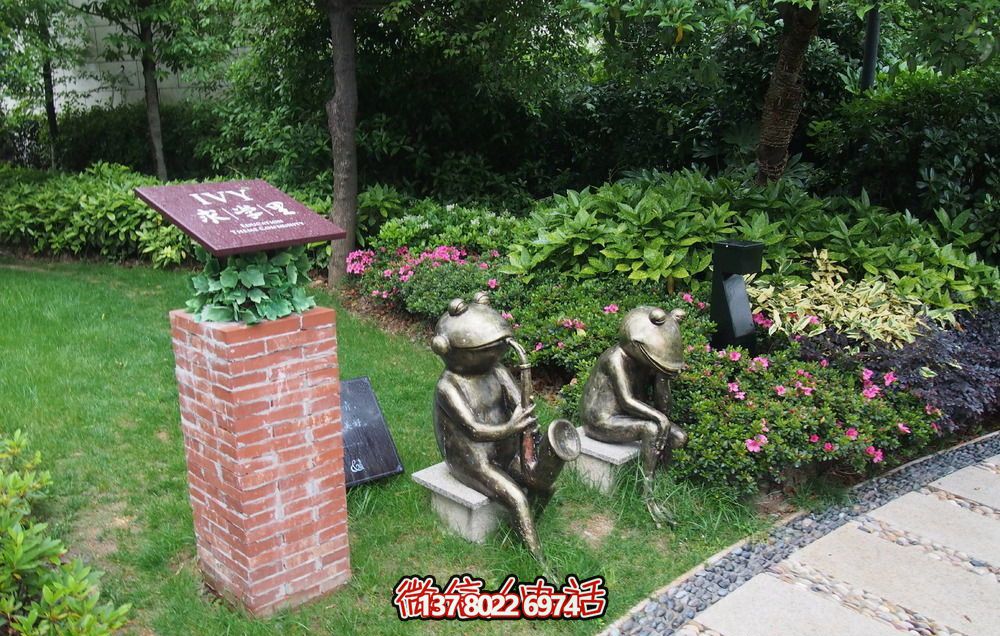 唯美青蛙雕塑，用不銹鋼增添公園景色