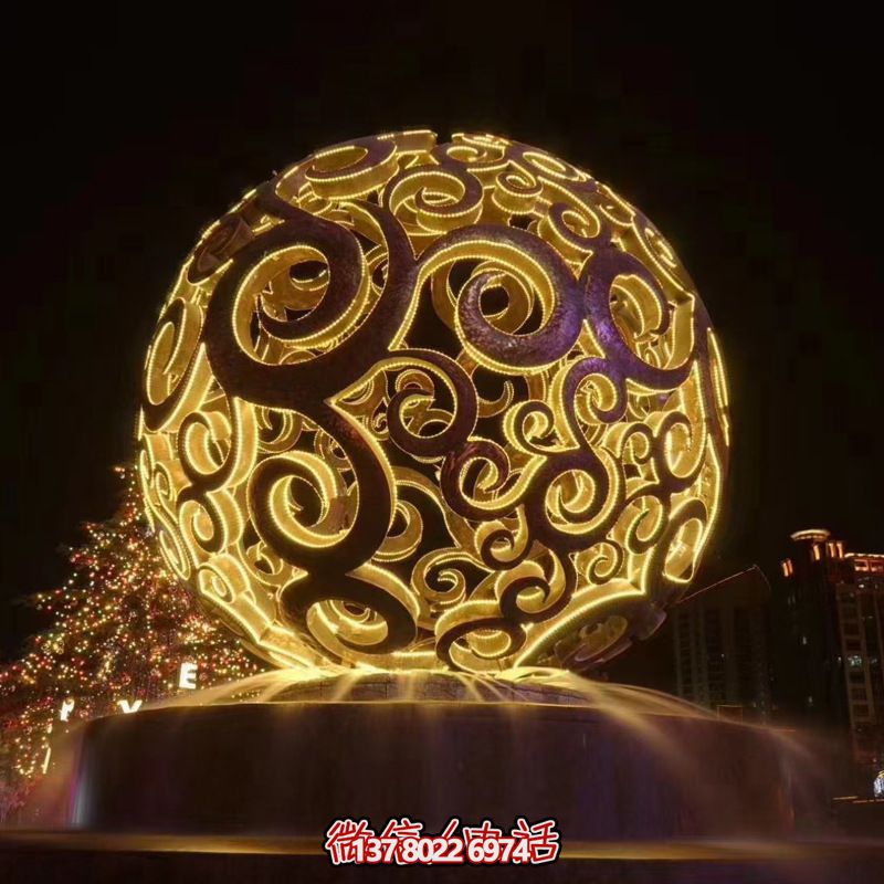 不銹鋼鏤空球雕塑，照亮夜晚的美麗噴泉