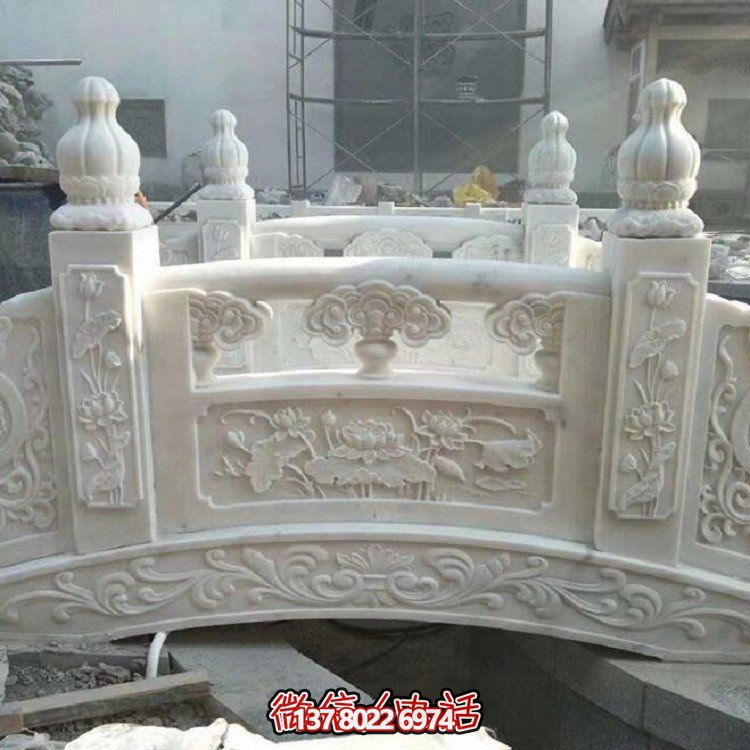 欣賞大理石雕塑的美景，玩轉庭院石拱橋