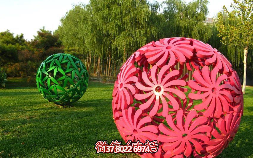 創(chuàng)意粉色鏤空球雕塑，為公園草坪增添童趣