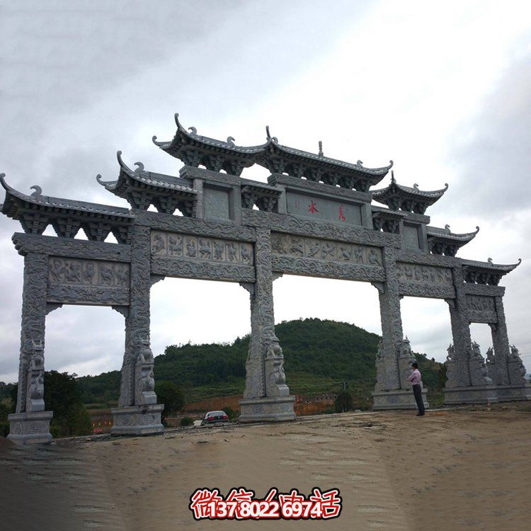 精美大型仿古青石雕刻門(mén)樓牌坊，為景區(qū)入口增添精彩
