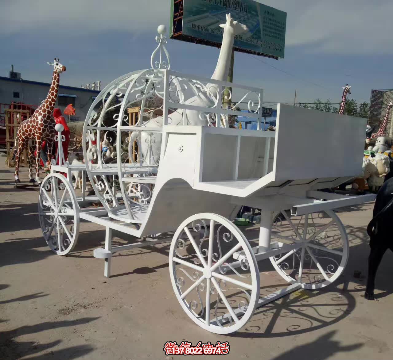 不銹鋼雕塑，精美馬車裝點(diǎn)商場戶外