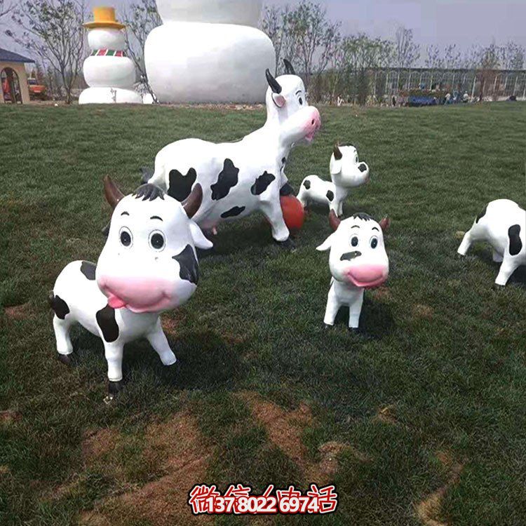 可愛小奶牛玻璃鋼雕塑，為戶外園林景觀增添獨(dú)特魅力