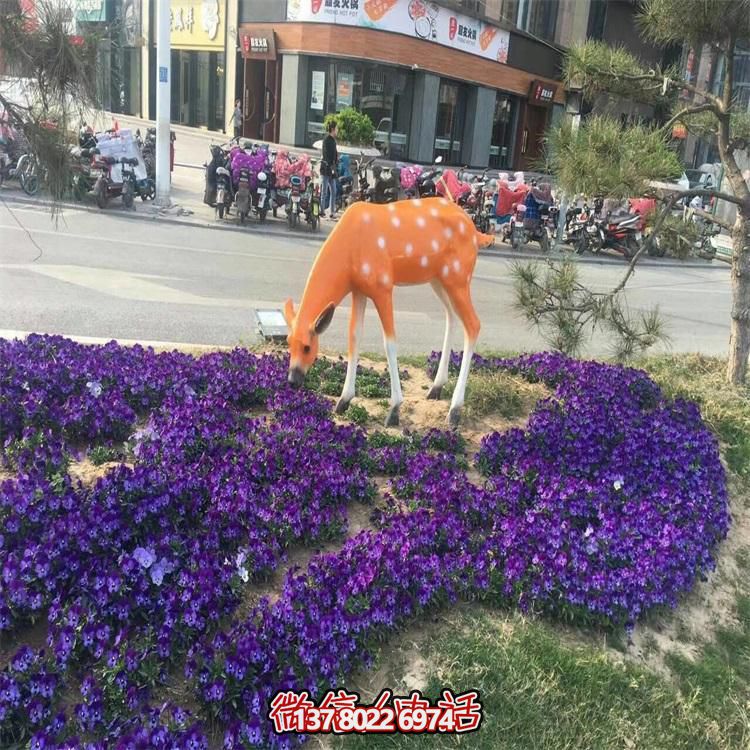 仿真鹿雕塑，在草叢中擺放，玻璃鋼打造