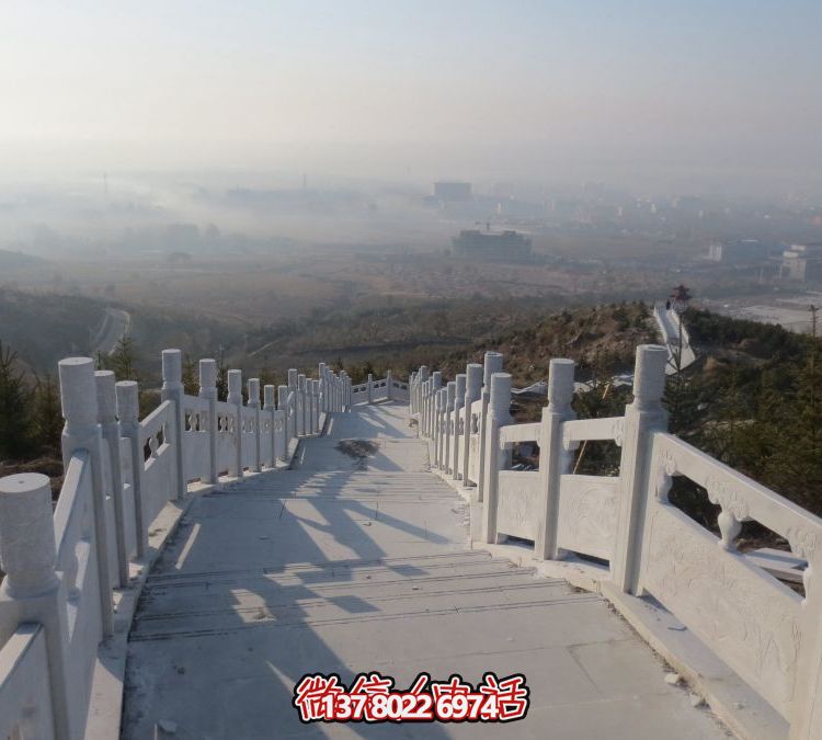 精致石雕護(hù)欄，漢白玉青石欄板點(diǎn)綴天然風(fēng)情