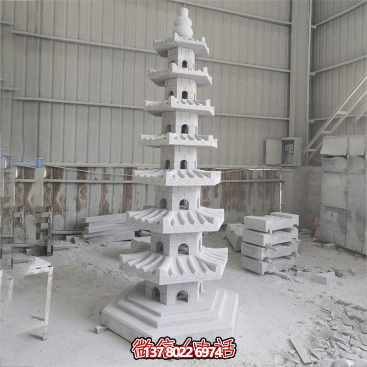 天然青石多層石佛塔，雕刻精美，為寺廟擺放