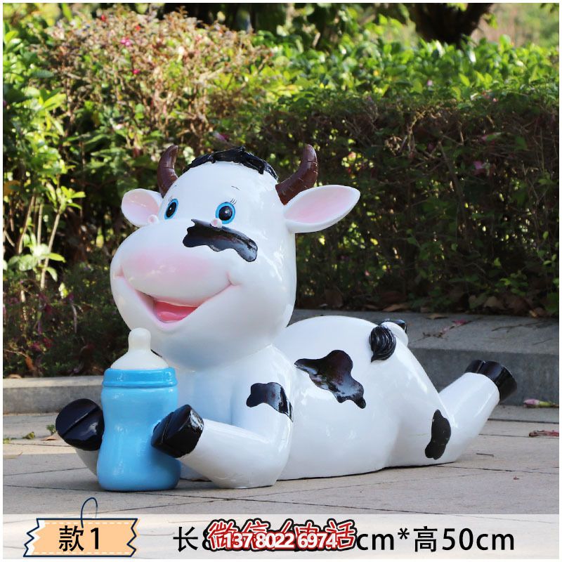 玻璃鋼牛雕塑，為幼兒園的幼兒們趴著喝奶更添樂趣