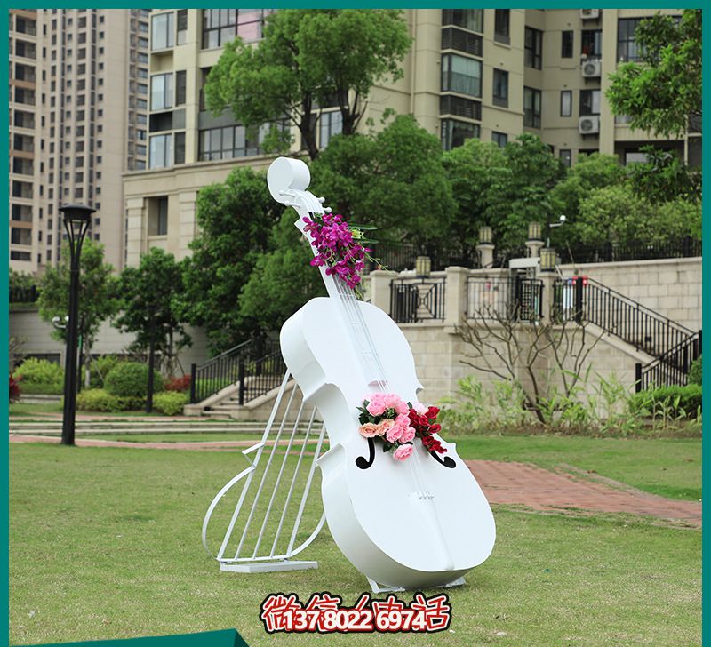 玻璃鋼雕塑，打造創(chuàng)意白色大提琴，點(diǎn)綴公園景區(qū)