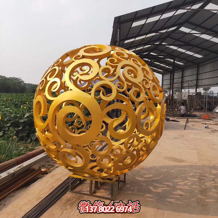大型不銹鋼鏤空球雕塑，為園林景觀增添靈動之美