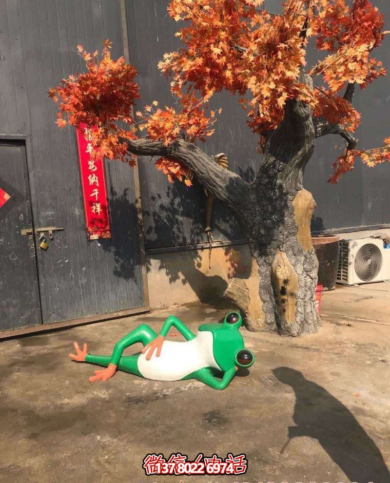 玻璃鋼雕塑躺臥青蛙，給公園增添美感