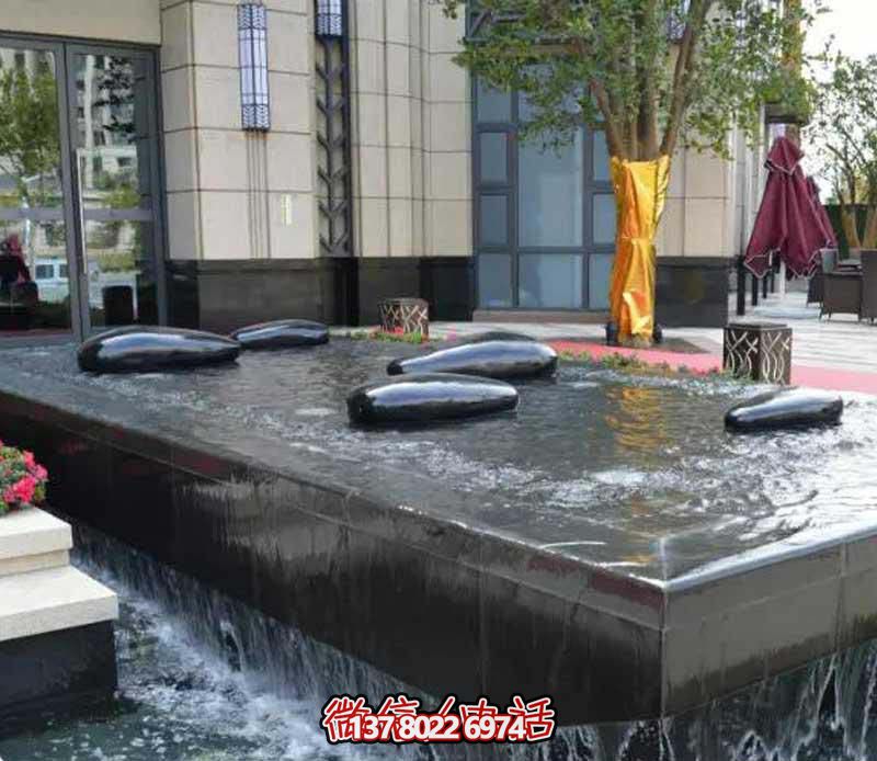 創(chuàng)意水中鵝卵石雕塑，為酒店池塘帶來抽象美感