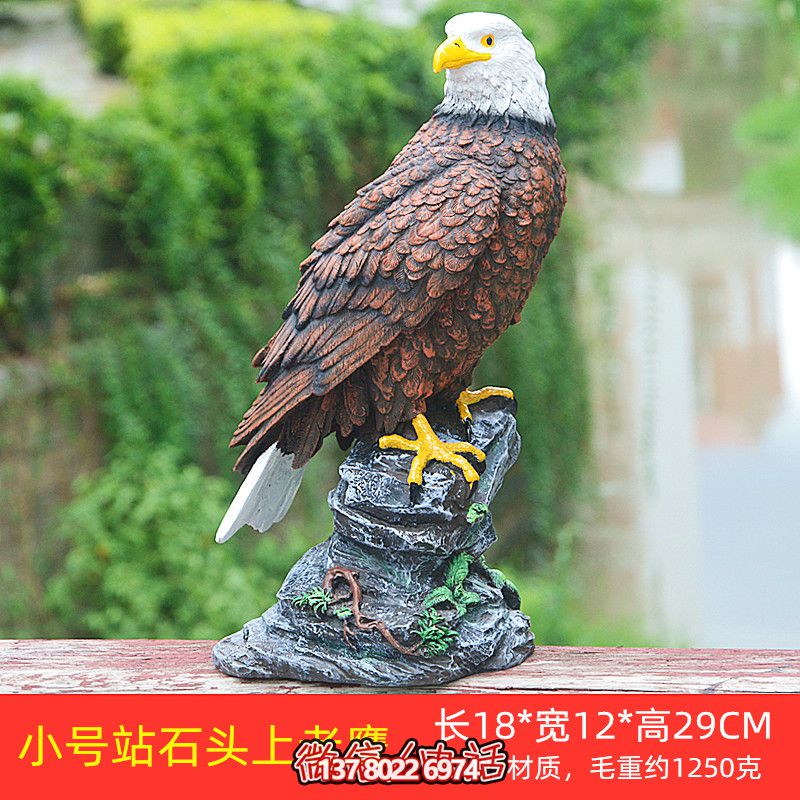石頭藝術(shù)老鷹雕塑，點(diǎn)綴花園站