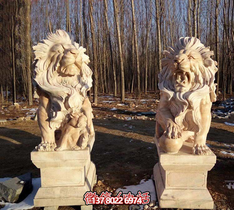 紅色獅子雕塑，欣賞絕美晚霞