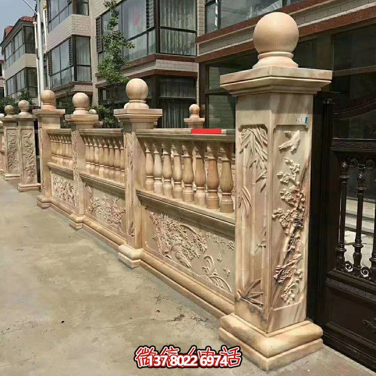 紅色浮雕圍墻欄板裝點別墅，守護(hù)晚霞之美