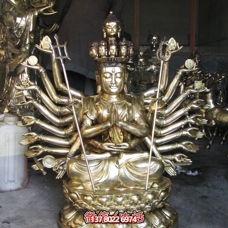 鎏金菩薩雕塑，供奉觀音祈福