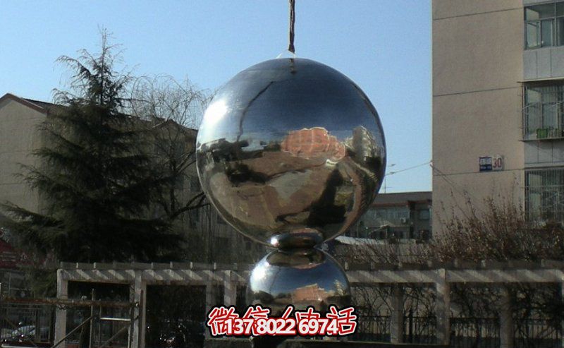 不銹鋼球體雕塑，鏡面反光，室外裝點(diǎn)美化