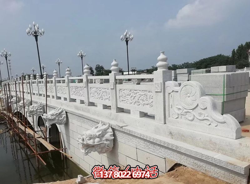 精美漢白玉石拱橋，融龍紋雕刻欄桿