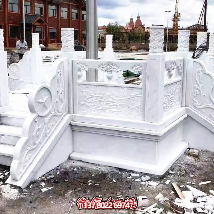 漢白玉升旗臺(tái)，做工精美，安全防護(hù)欄桿