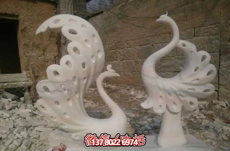 不銹鋼鏤空孔雀雕塑，點綴公園湖邊