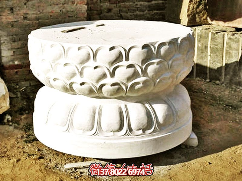 漢白玉制須彌座佛像，以精美圓形飾就古樸寺院