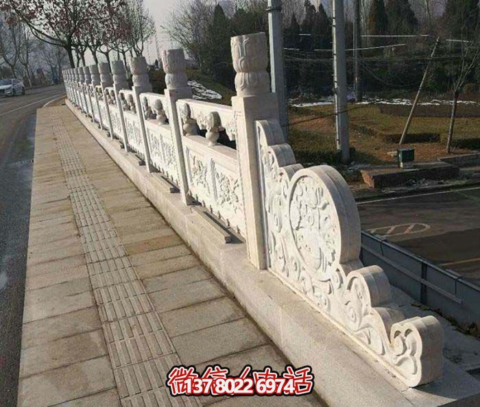 現(xiàn)代城市綠化防護(hù)欄桿，融入自然元素的花崗巖石雕