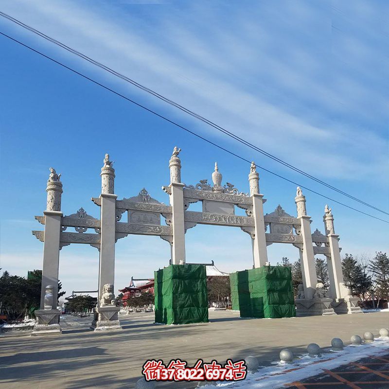 新款漢白玉牌坊，美觀而古樸的石六柱，為寺院和景區(qū)增添靈氣