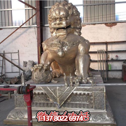 仿古銅噴金獅子雕塑，玻璃鋼大型戶外裝飾