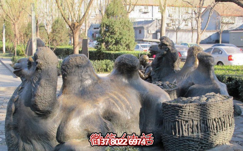 玻璃鋼駱駝雕塑，欣賞公園里歪頭看玻璃創(chuàng)意