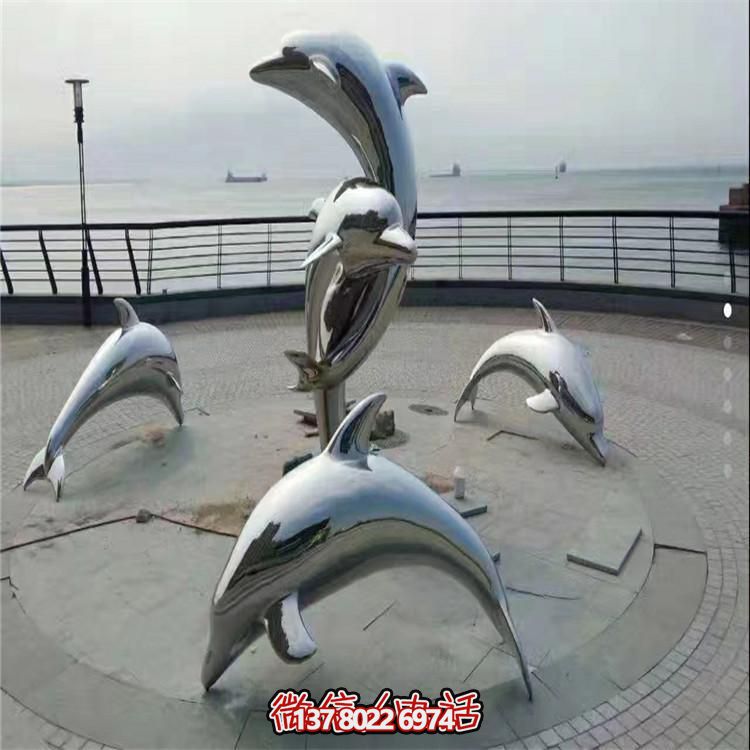不銹鋼海豚雕塑，讓海邊的廣場更加美觀