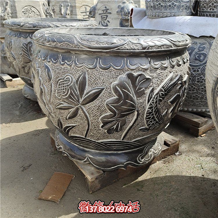 古建庭院蓄水缸，用青石點(diǎn)綴