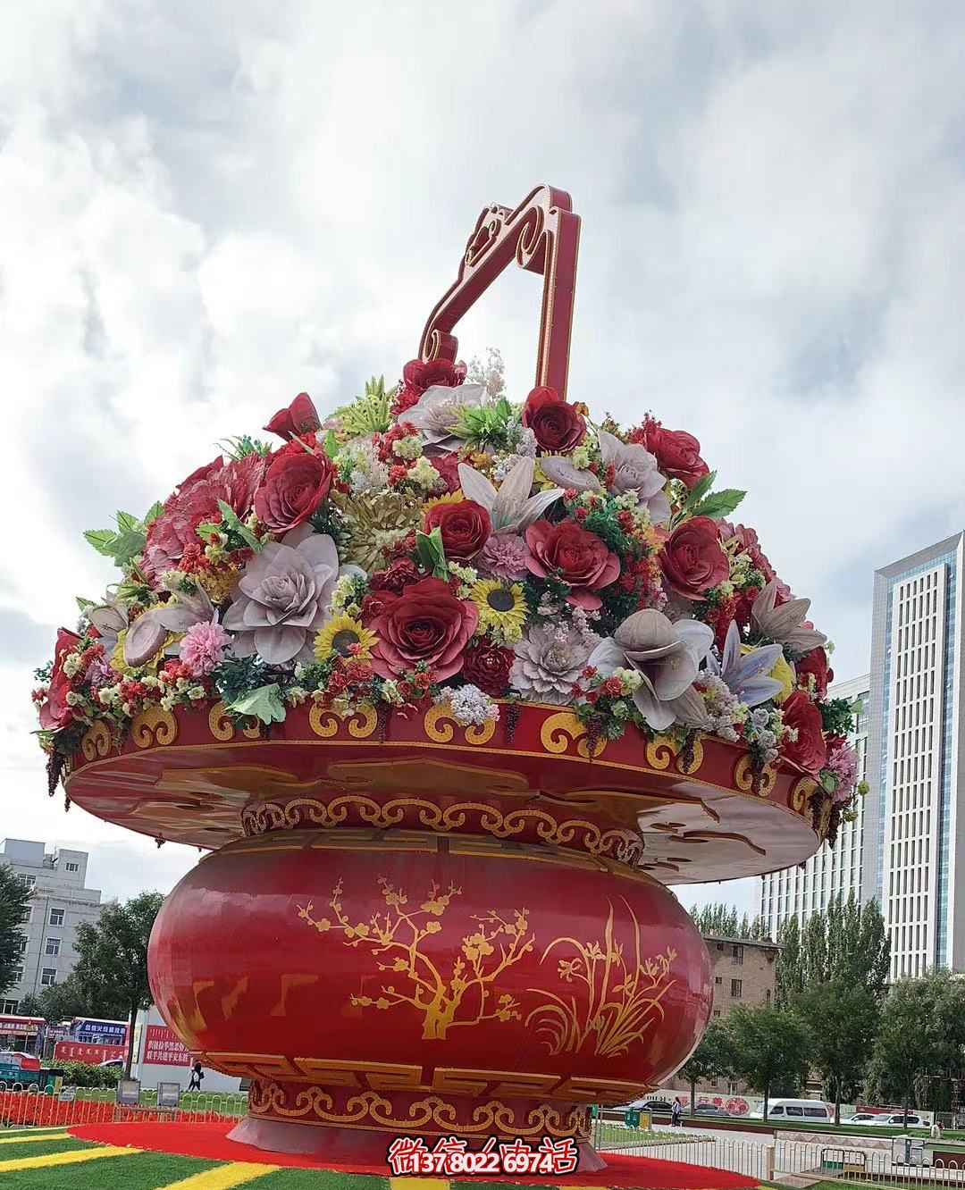 現(xiàn)代五彩花籃，給城市廣場帶來活力