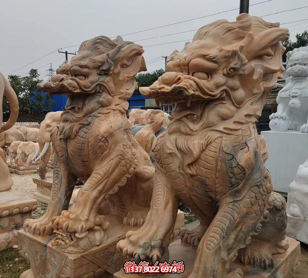 大型黃蠟石麒麟雕塑，點綴廣場景觀