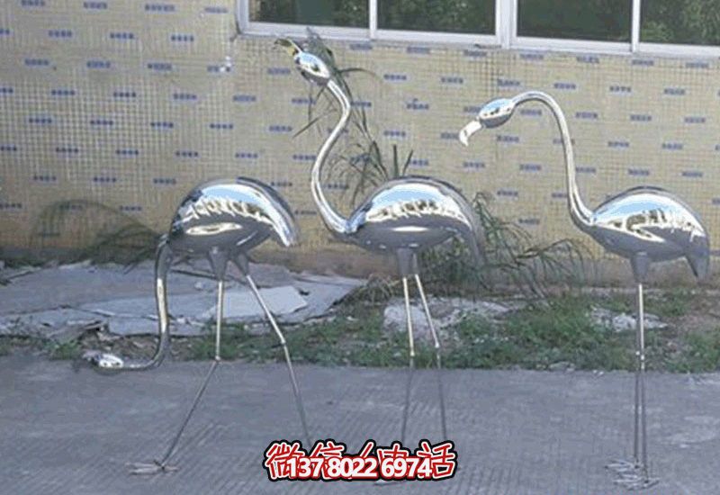 不銹鋼火烈鳥雕塑，完美擺放于室內(nèi)外庭院