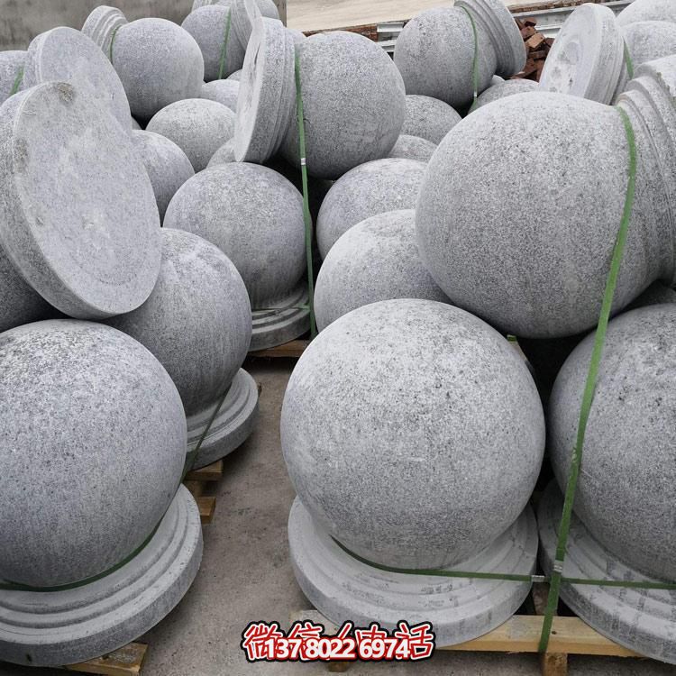 精美石雕車阻，點(diǎn)綴公園美景
