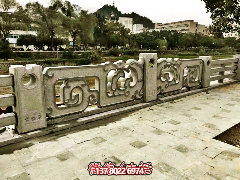 大理石石欄桿鏤空雕塑，讓湖邊的裝飾更加完美
