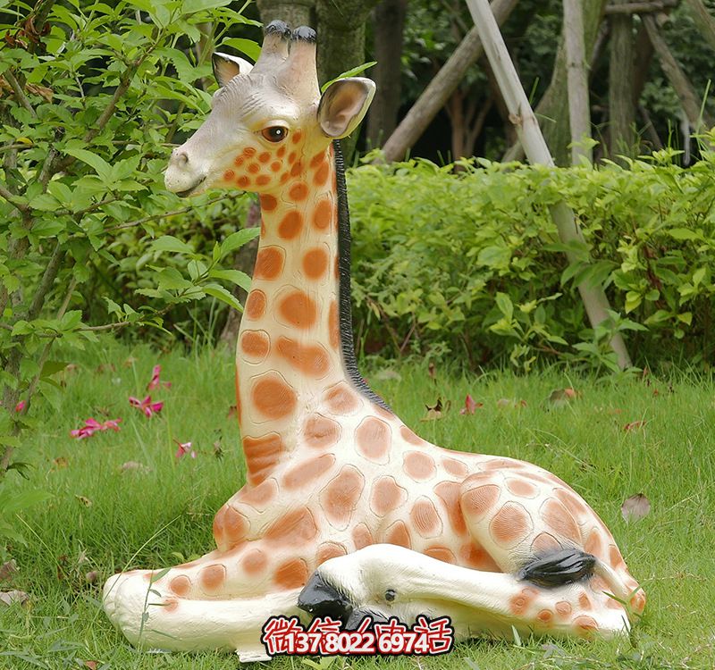 彩繪仿真動物玻璃鋼雕塑，營造出寧靜自然的公園草坪