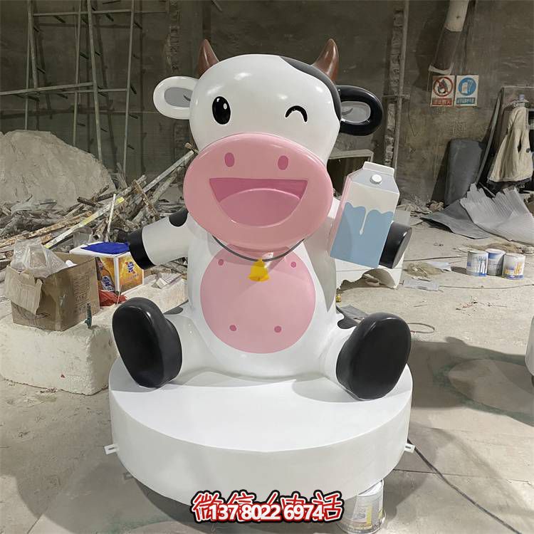 玻璃鋼雕塑，營(yíng)造優(yōu)雅卡通奶牛公仔氣氛