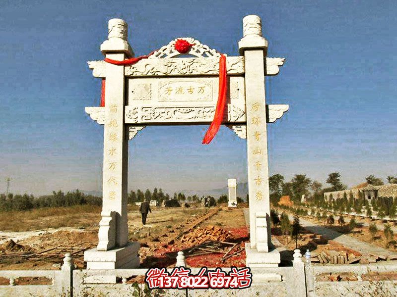 花崗巖簡易牌坊，擺放石墓地